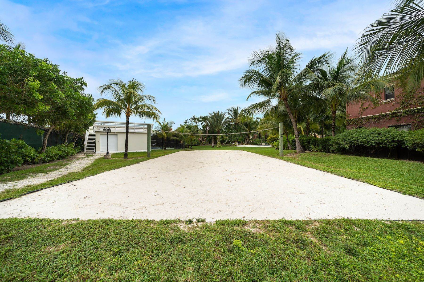 18. Single Family Homes for Sale at 10 Turnberry, Charlotteville Turnberry, Charlotteville, Nassau and Paradise Island Bahamas