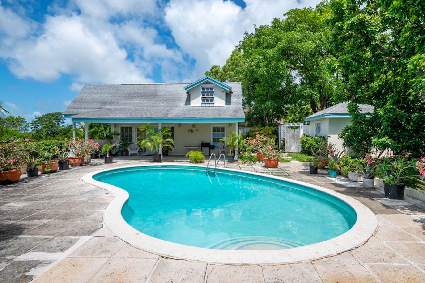 19. Single Family Homes for Sale at San Souci, Eastern Road, Nassau and Paradise Island Bahamas