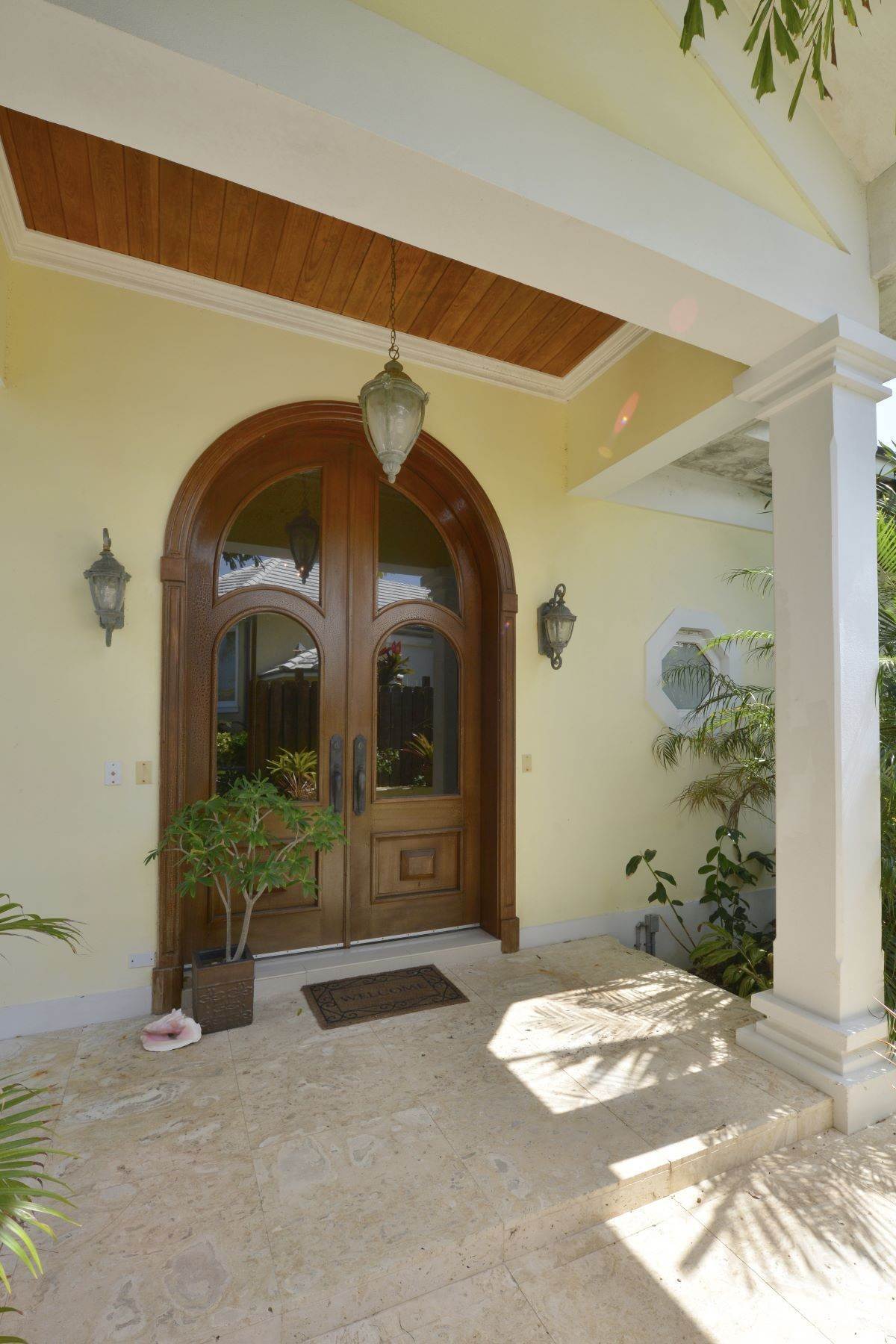 16. Single Family Homes for Sale at Half Moon House off Eastern Road Eastern Road, Nassau and Paradise Island Bahamas