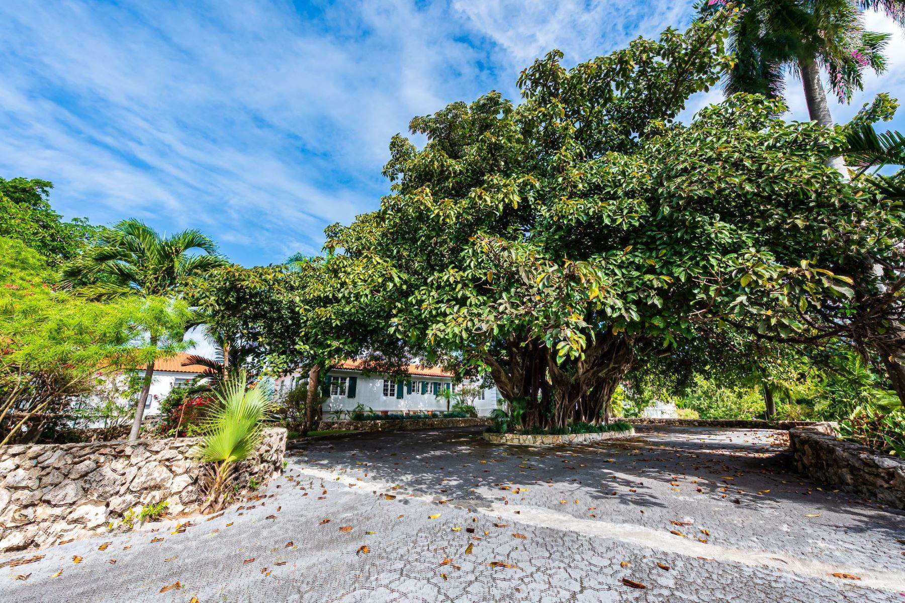 32. Single Family Homes for Sale at Sigrist House, Prospect Ridge Prospect Ridge, Nassau and Paradise Island Bahamas