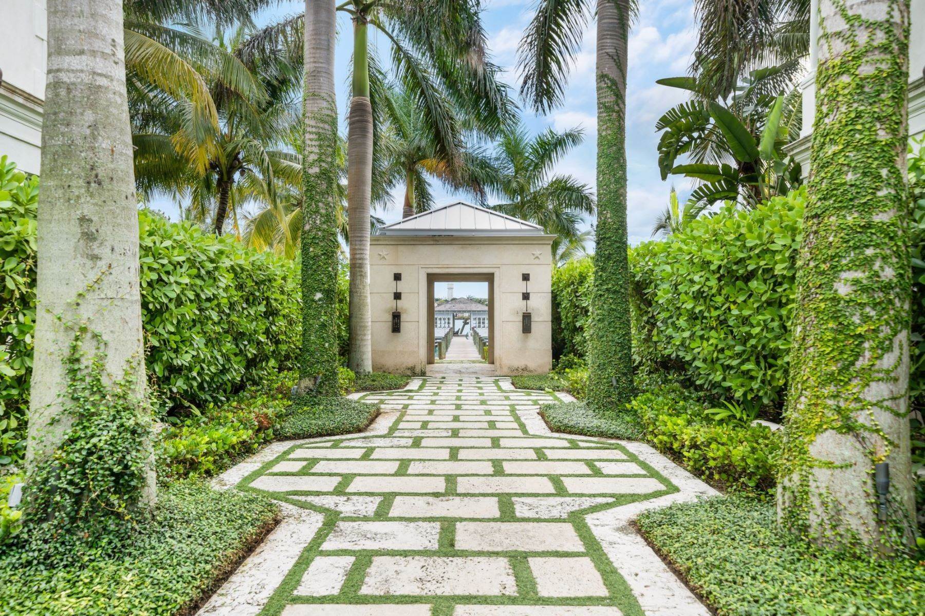 27. Single Family Homes for Sale at Beach House Villa 3 Paradise Island, Nassau and Paradise Island Bahamas