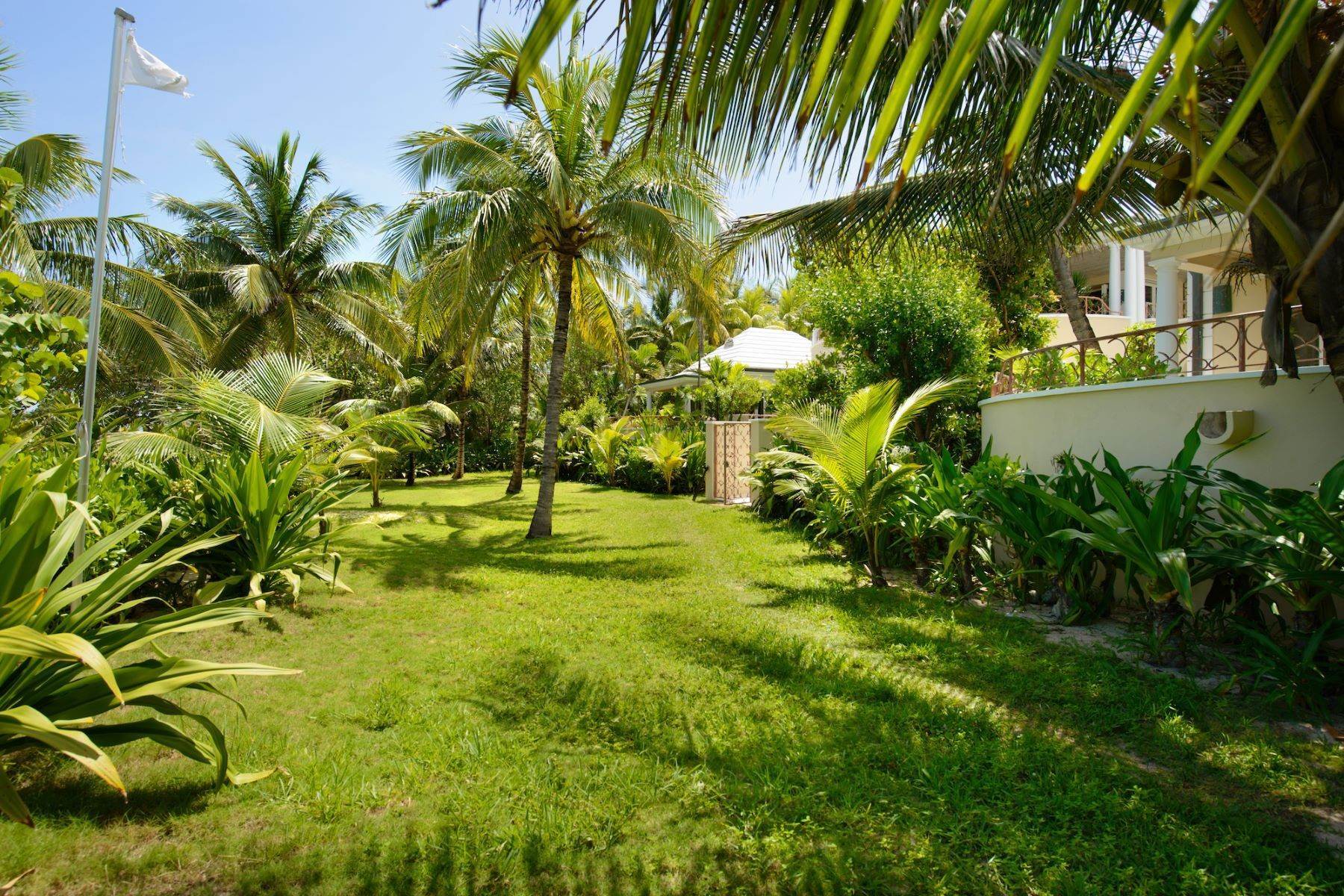19. Single Family Homes at Old Fort Bay, Nassau and Paradise Island Bahamas